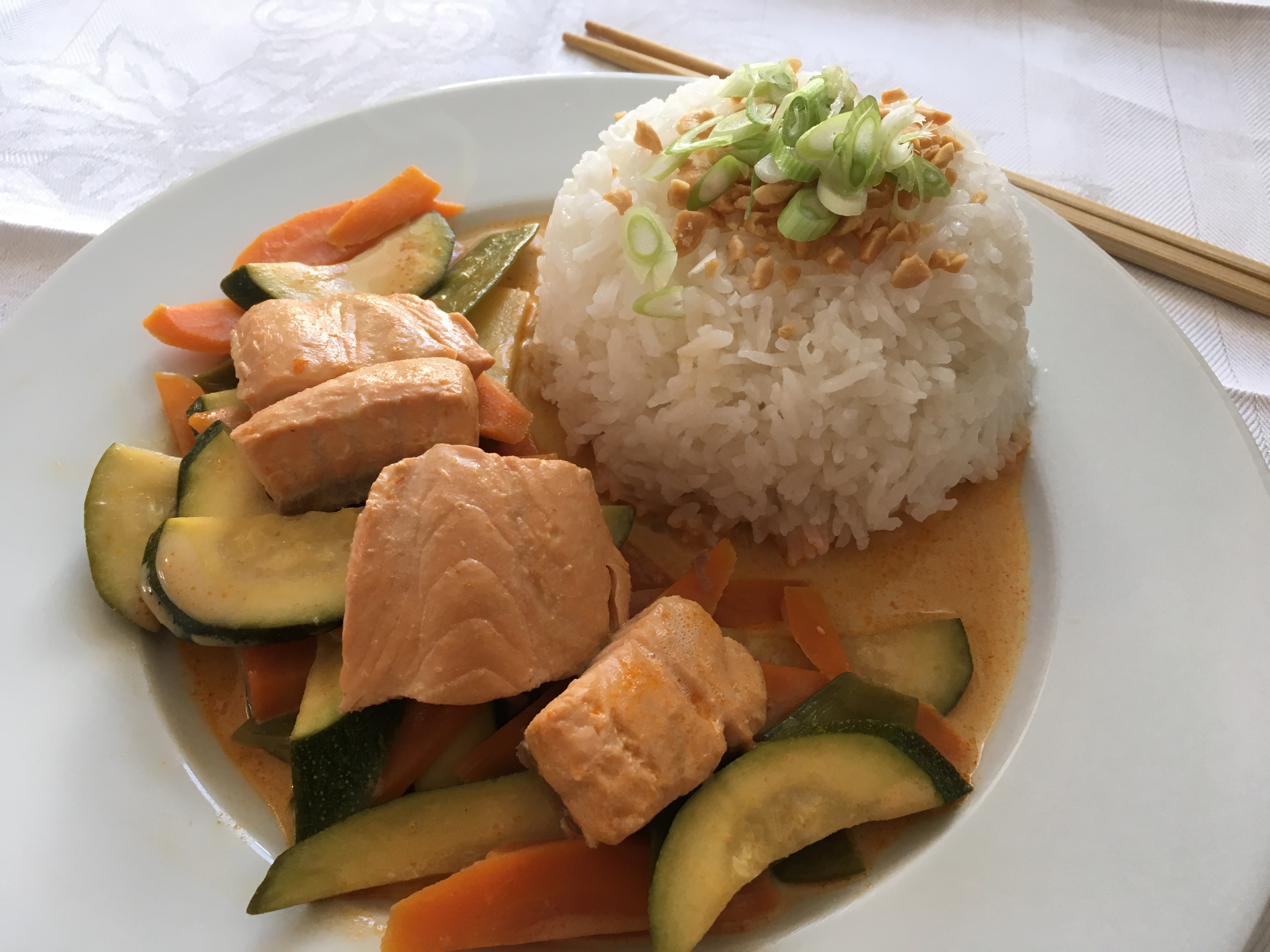 Rotes Thai-Curry mit Lachs und knackigem Gemüse